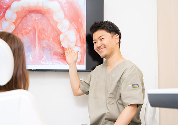 院長が患者に説明している様子