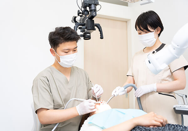 歯科処置中の歯科医師とスタッフ