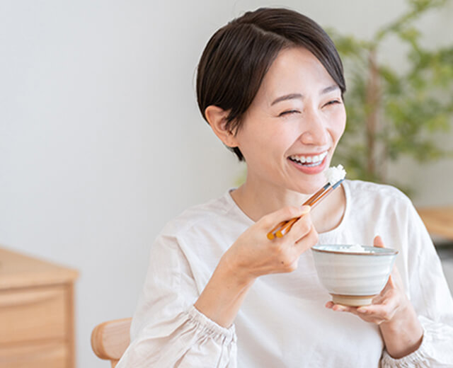 笑顔で食事をする女性